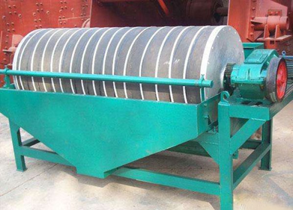 Wet-type permanent drum magnetic separator