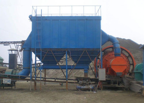 Dust collector of mine raw material crushing system